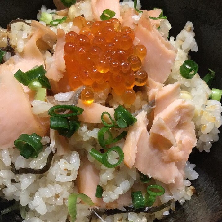 フライパンで作る鮭といくらの親子飯